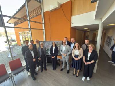 Von links nach rechts: Dr. Marcus Tum (RIWA GmbH), Dr. Timon Hölle (FritzKom), Arthur Brei (RIWA GmbH), Reinhard Kofler (RIWA GmbH), Dr. Susanne Klöpping(StMD), Eva Fröhlich (Geschäftsleitung Markt Weisendorf), Digitalminister Dr. Fabian Mehring, Erster Bürgermeister Karl Heinz Hertlein, MdL Walter Nussel, Barbara Schmatz (AKDB), Stefanie Karmann (AKDB) und Florian Pfisterer (SyncPilot)